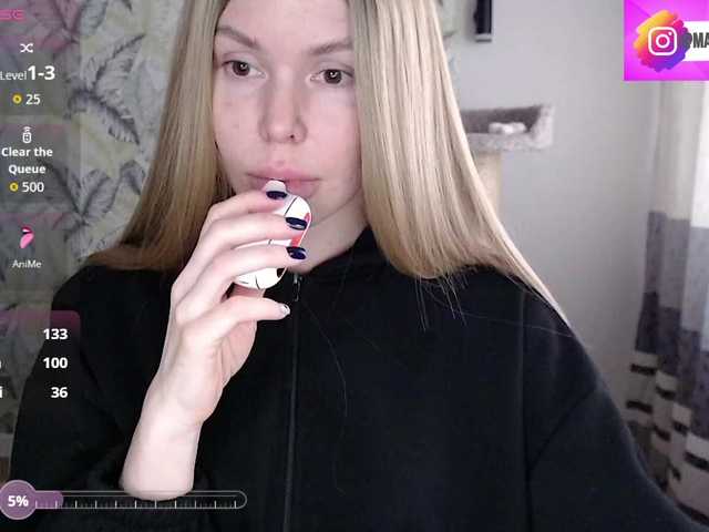 Foxymoxy19's BongaCams show and profile