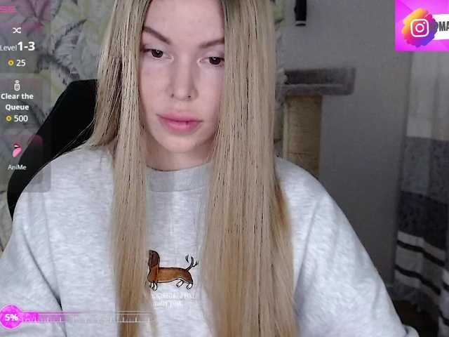 Foxymoxy19's BongaCams show and profile