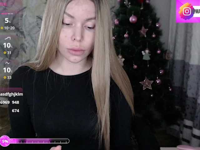 Foxymoxy19's BongaCams show and profile