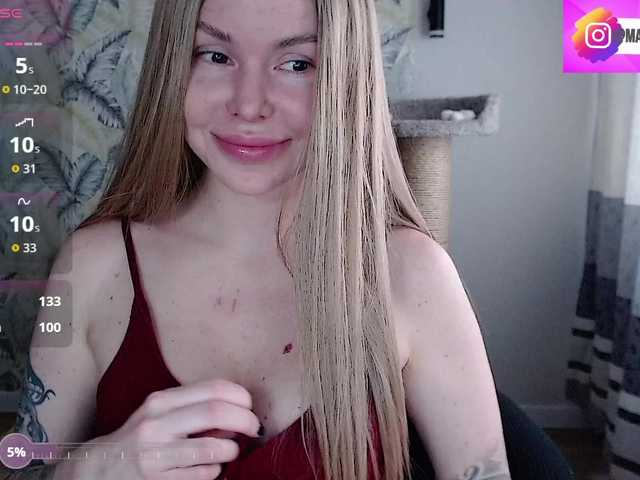 Foxymoxy19's BongaCams show and profile