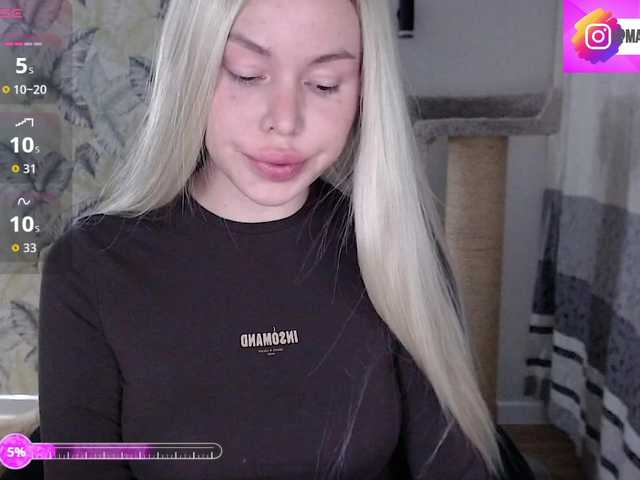 Foxymoxy19's BongaCams show and profile