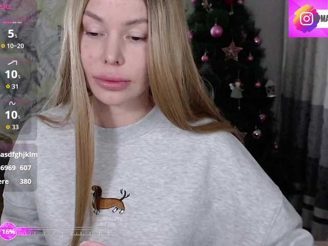 Foxymoxy19's BongaCams show and profile