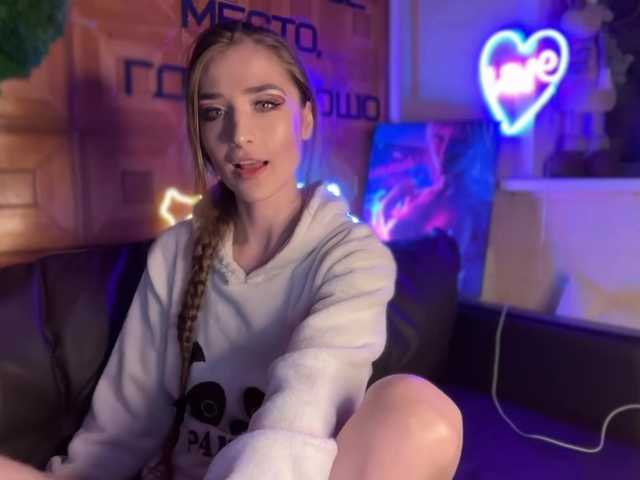 CandyBoom's BongaCams show and profile