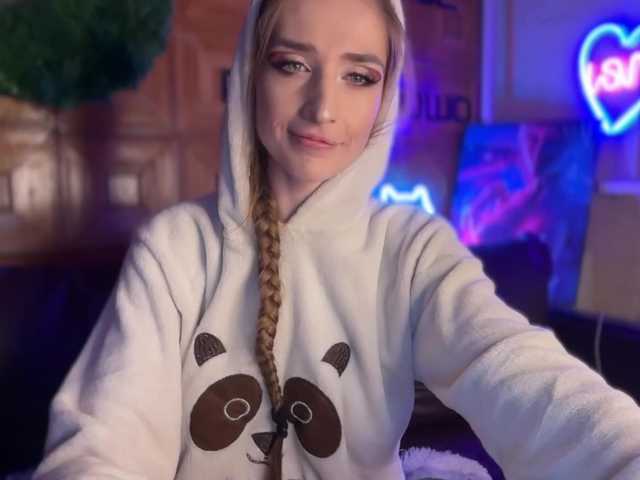 CandyBoom's BongaCams show and profile