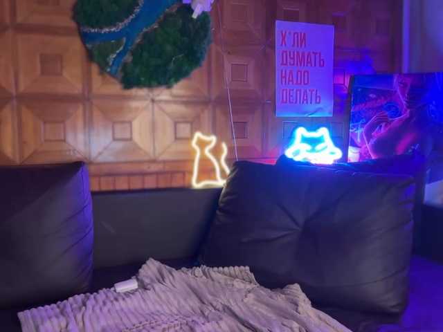 CandyBoom's BongaCams show and profile