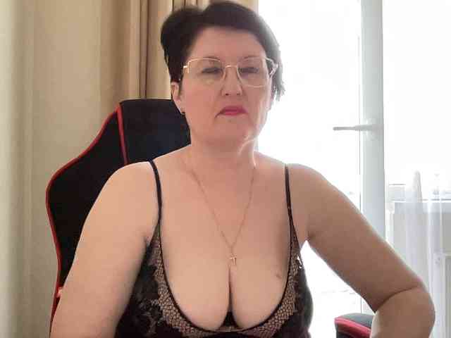 HotMilfPussy webcam