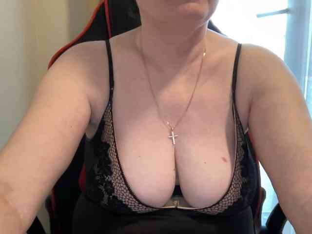 HotMilfPussy webcam