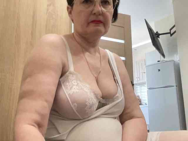 HotMilfPussy webcam