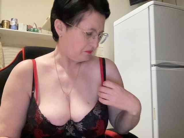 HotMilfPussy webcam