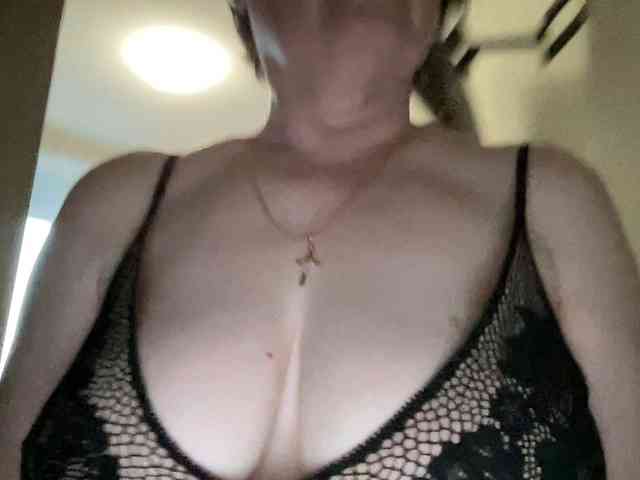 HotMilfPussy webcam