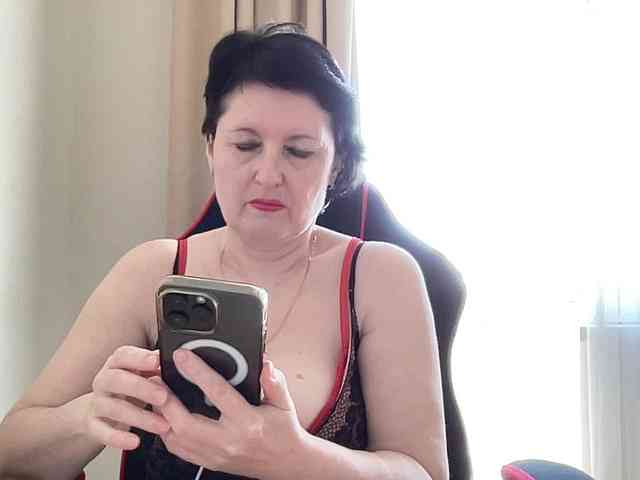 HotMilfPussy webcam
