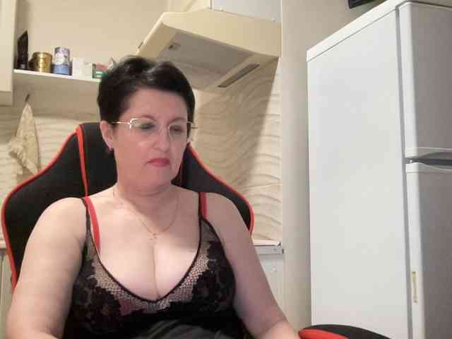 HotMilfPussy webcam