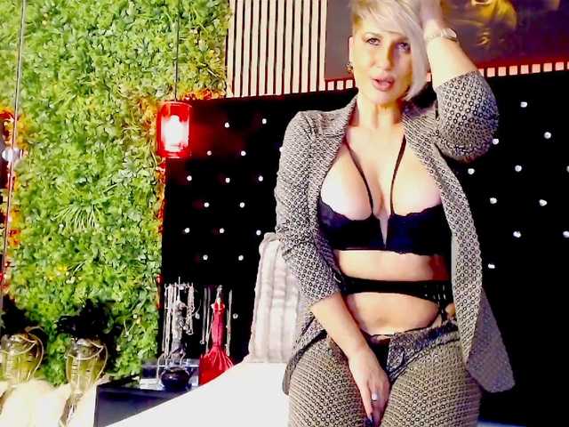 InannaIshtar1's BongaCams show and profile