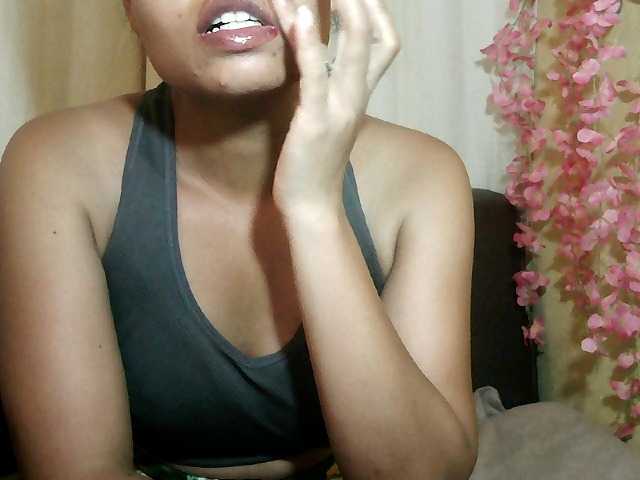 Pussy01lips's BongaCams show and profile