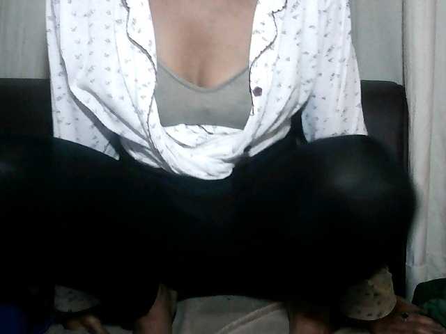 Pussy01lips's BongaCams show and profile