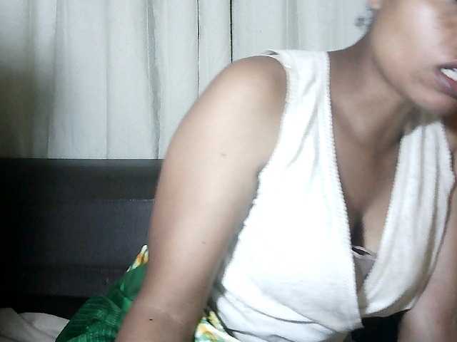 Pussy01lips's BongaCams show and profile