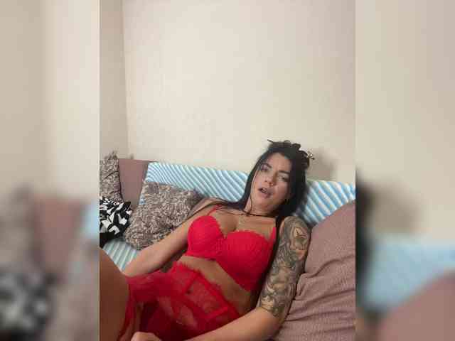 AriaPeach webcam