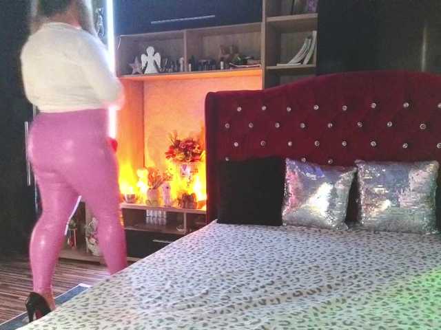 CandyBigbooty's BongaCams show and profile