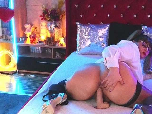 CandyBigbooty live cam profile