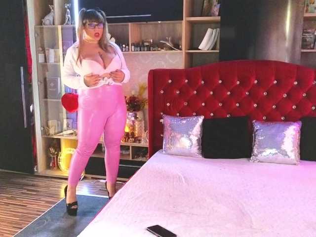 CandyBigbooty's BongaCams show and profile