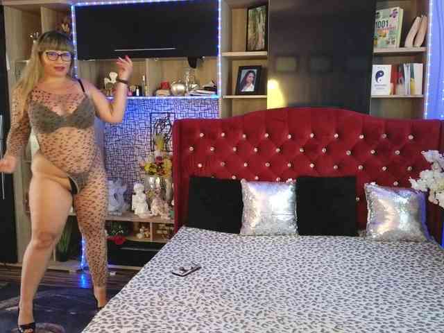 CandyBigbooty webcam