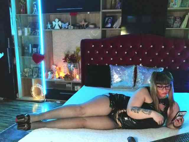 CandyBigbooty webcam