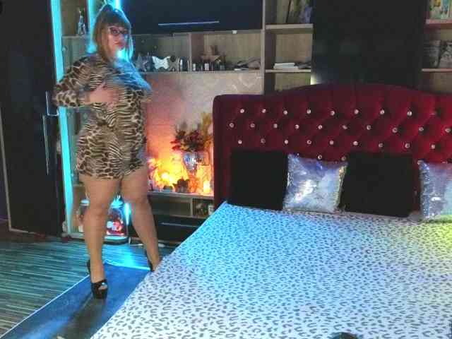 CandyBigbooty webcam