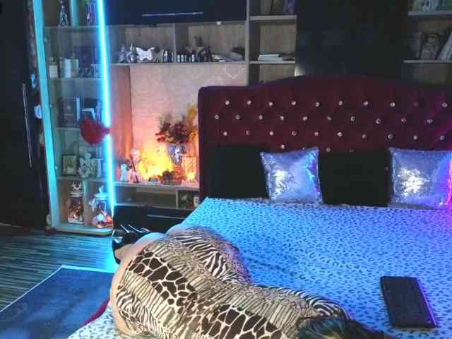 CandyBigbooty webcam