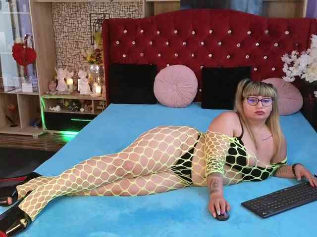 CandyBigbooty webcam