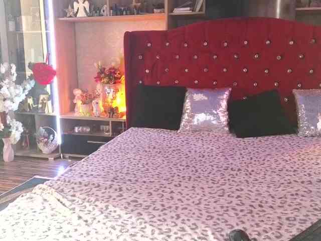 CandyBigbooty webcam