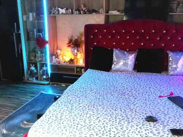 CandyBigbooty webcam