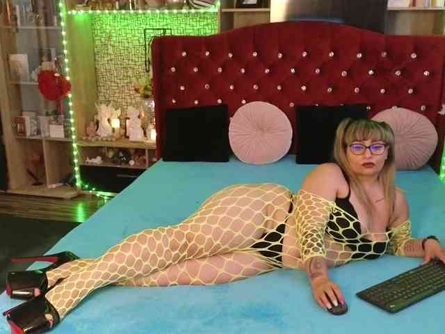 CandyBigbooty webcam