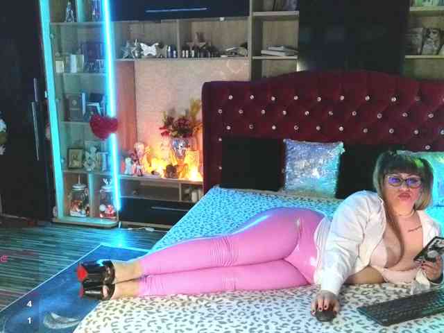 CandyBigbooty webcam