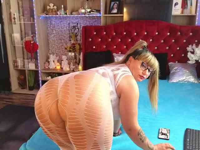 CandyBigbooty webcam