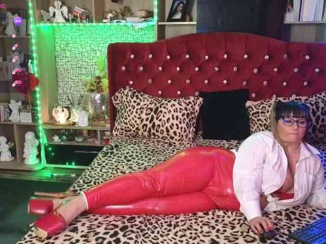 CandyBigbooty webcam