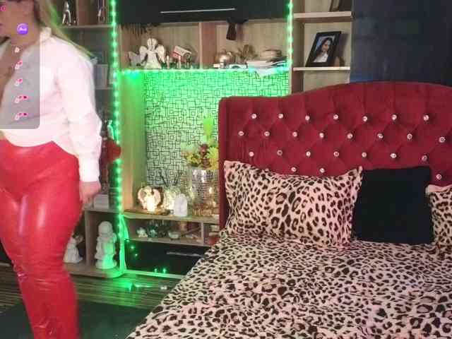 CandyBigbooty webcam