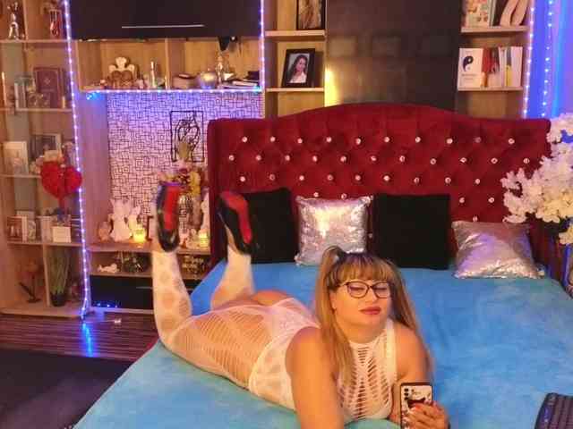 CandyBigbooty webcam
