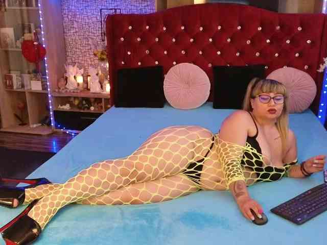 CandyBigbooty webcam
