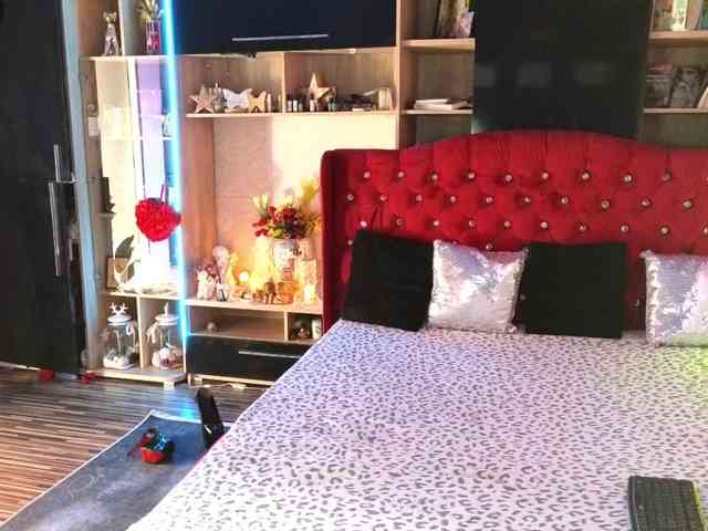 CandyBigbooty webcam