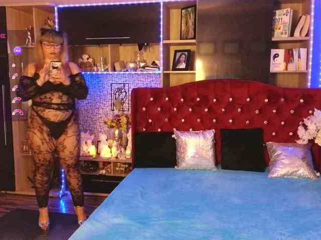 CandyBigbooty webcam