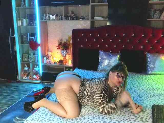 CandyBigbooty webcam