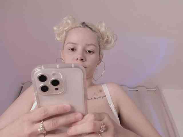 bella-adams webcam