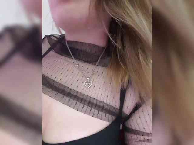 __EElaIzzza__ webcam