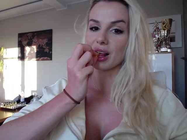 Cornelia22hot webcam