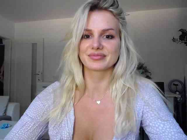 Corneliahot (22, White Cam Girl) performing Live Sex.