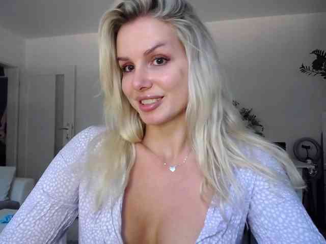 Corneliahot (22, White Cam Girl) performing Live Sex.