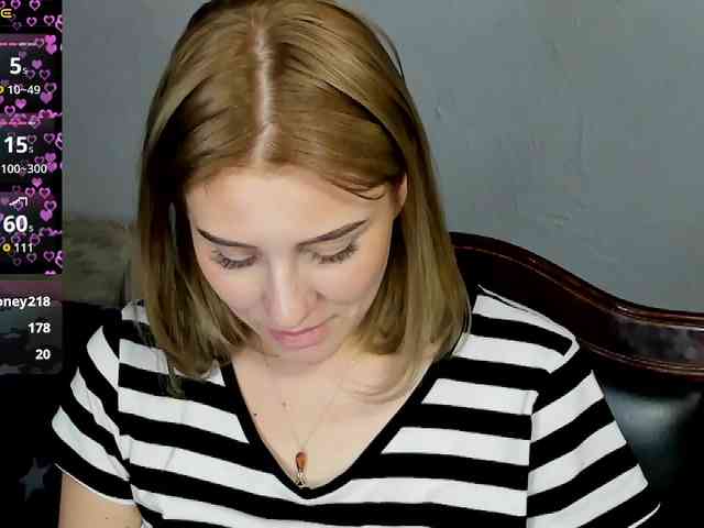 Kissykristy (24, White Cam Girl) performing squirt.