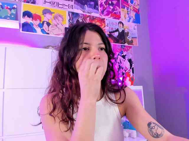LolaMustaine webcam
