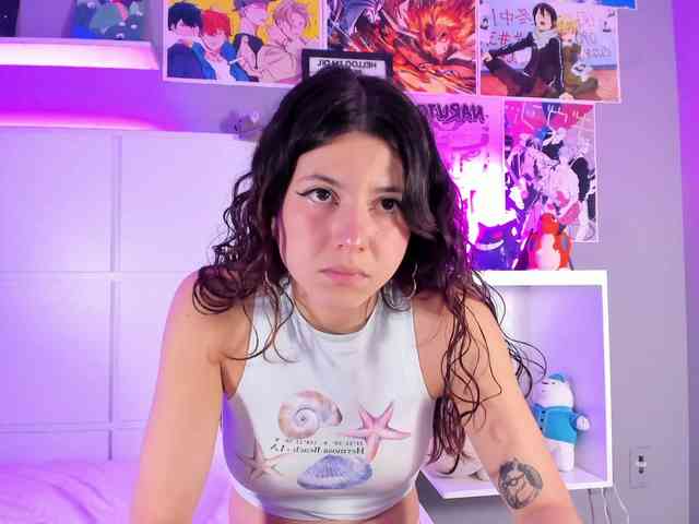 LolaMustaine webcam