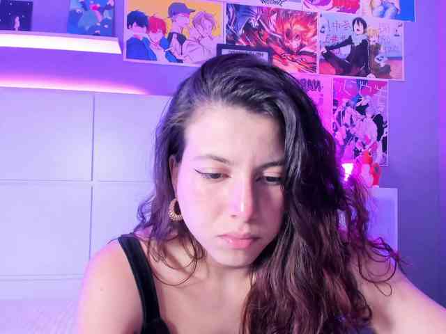 LolaMustaine webcam